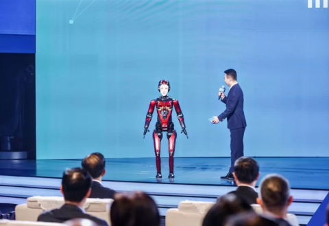 夏澜盛装出席2024科创大会开幕式，与央视主持人康辉同台主持