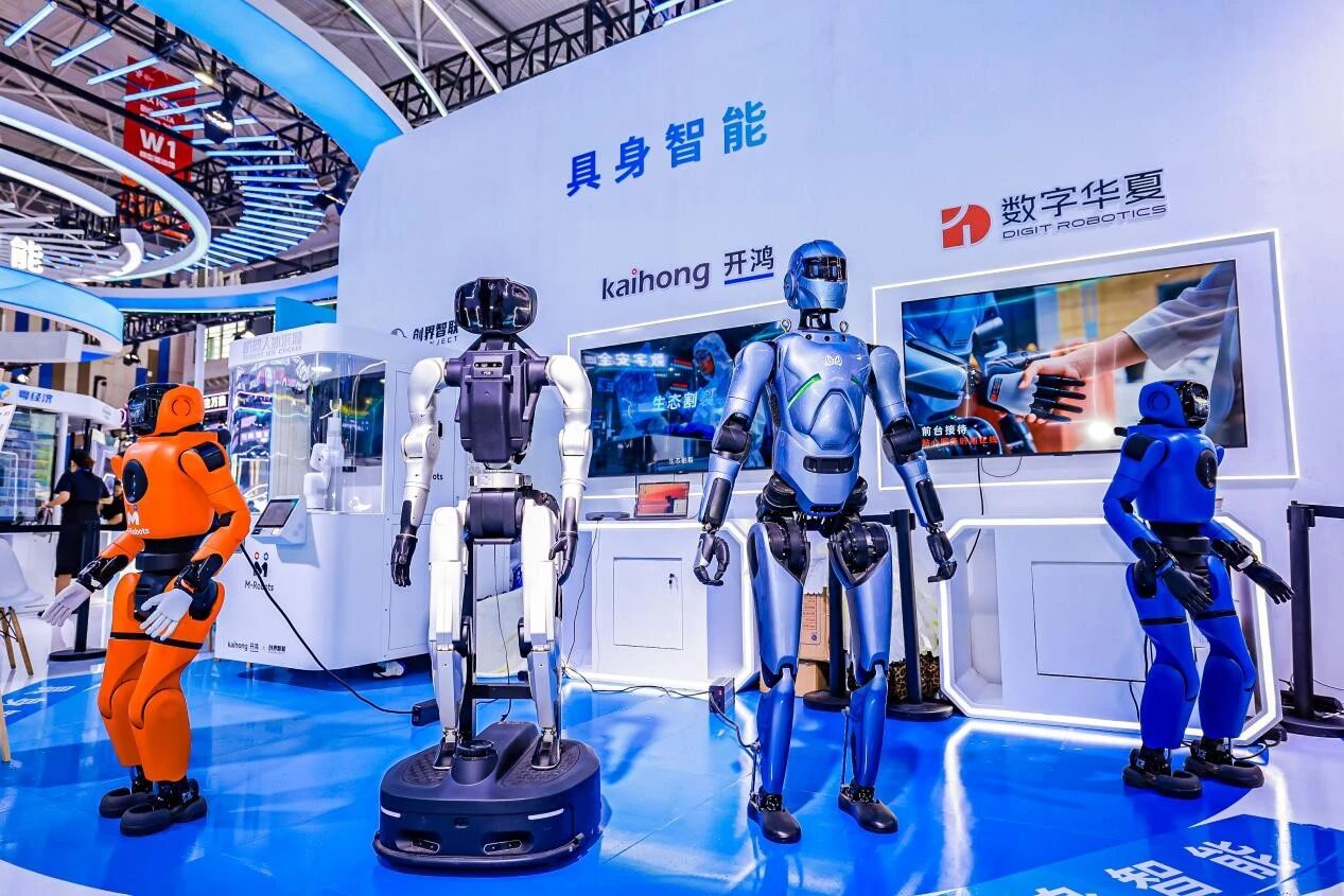 2026 数博会 | 数字华夏联合深开鸿发布基于鸿蒙系统的全国产化人形机器人「星行侠 P02」