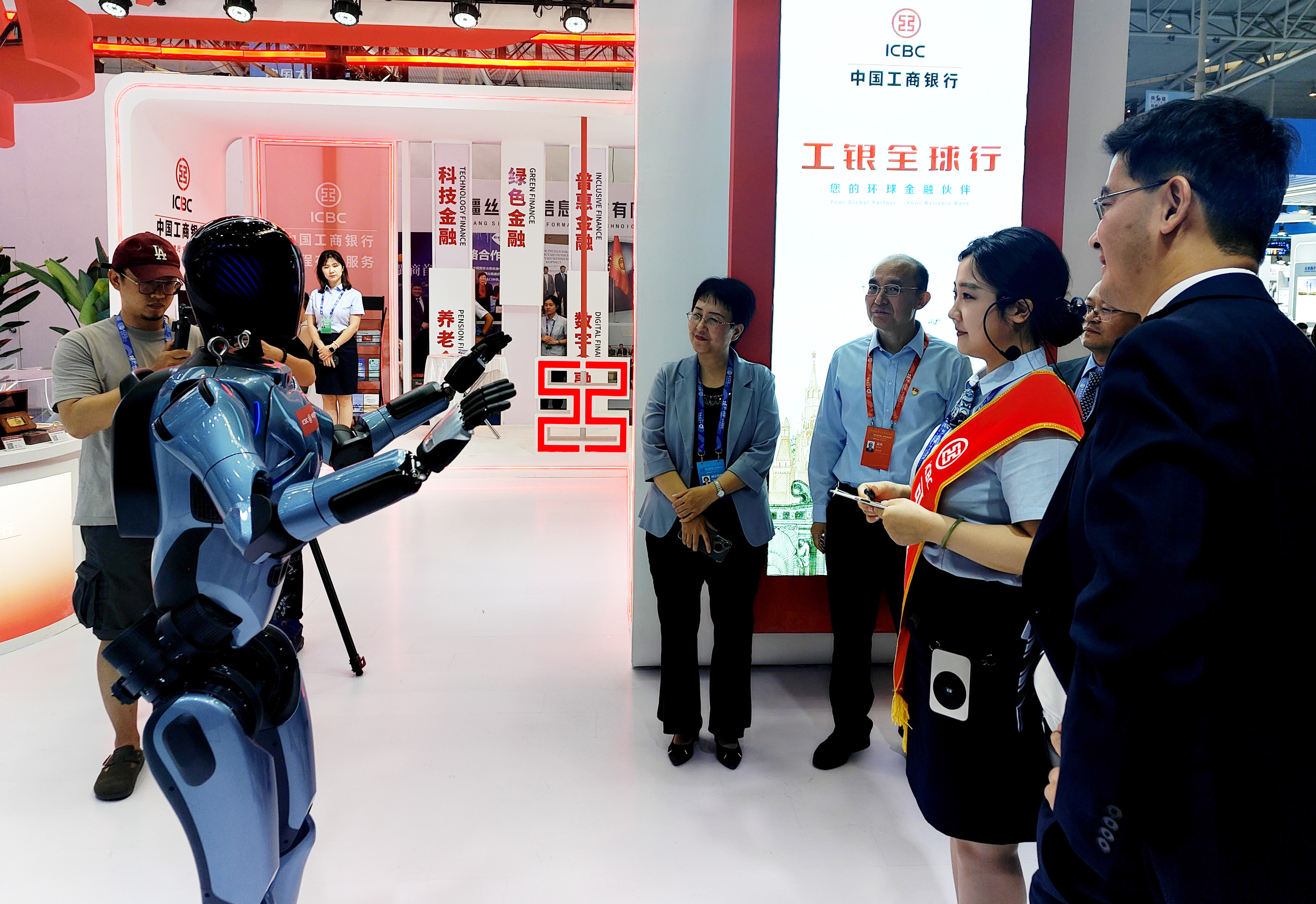 数字华夏金融场景解决方案：以具身智能重构银行厅堂服务新范式